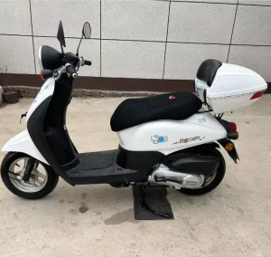 125cc Gas Scooter Fuel Efficient Leisure Vehicle for Export for Bicycle Enthusiasts
