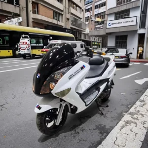 Maxi 200cc Gas powered Scooter Motorcycle Low Step-through Frame & Easy Mounting