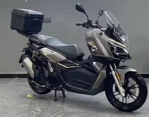 QJMOTOR Hong 150ADV Youth Edition Adjustable Windshield Dual USB Urban & Off Road